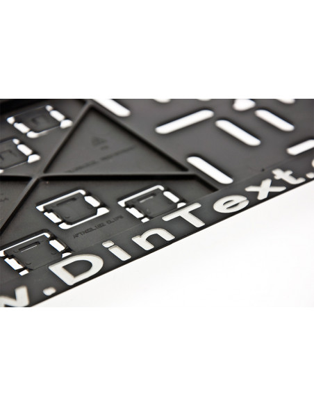 Nummerpladeholder med udfræset tekst (gravering)