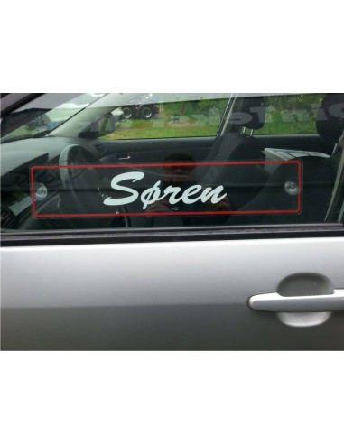 Gennemsigtig plexi plade med navn eller tekst på.