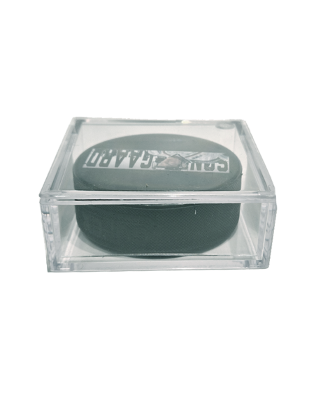 Ishockeypuck Holder hvori Puck kan opbevares.