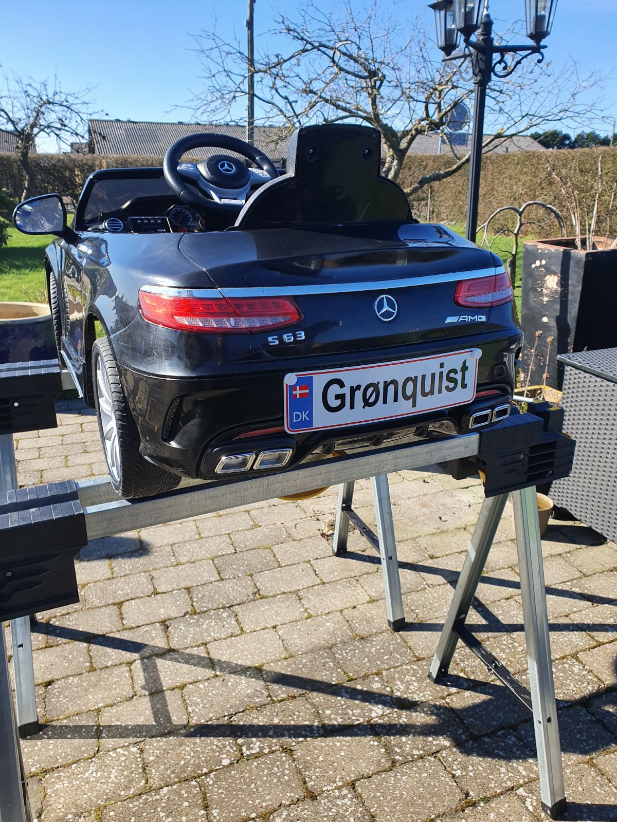 Legebil med personlig nummerplade
